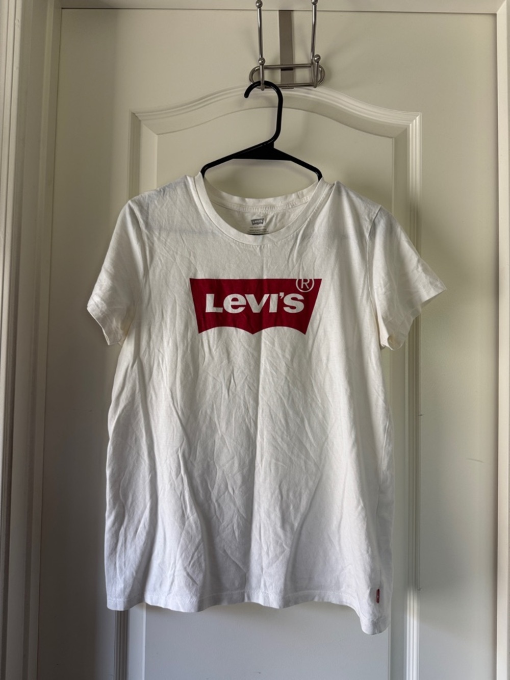 Levi's White Tee with Red Logo Graphic / AA86